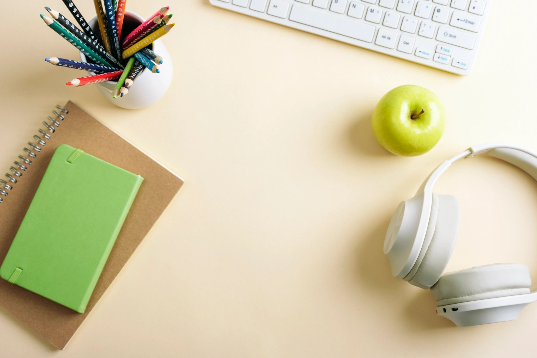 Escritorio con útiles y cuaderno, estilo flat lay